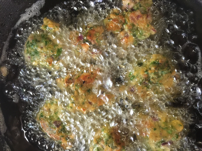 falafels-cooking-in-oil